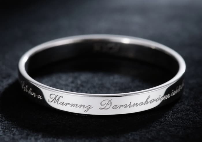 Comparison of elegant coordinate jewelry bases with clear engraving